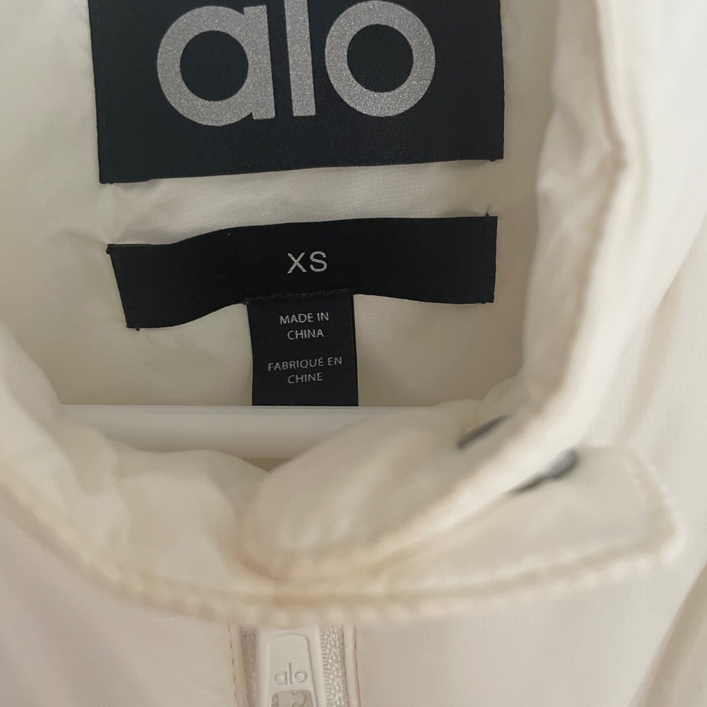 Alo Yoga  Snowrider Puffer Jacket in Ivory XS - Picture 11 of 11